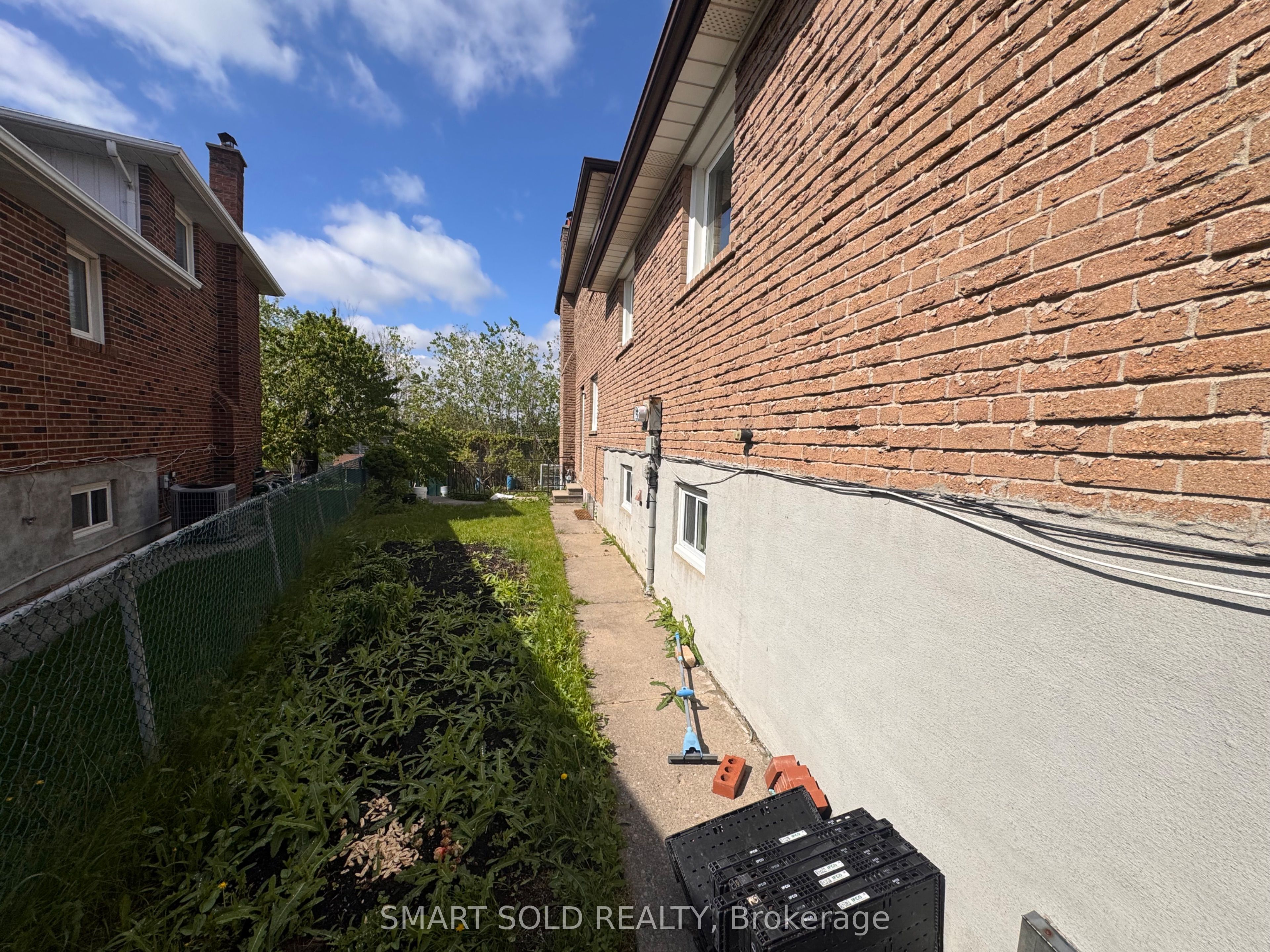 243 Shawnee Circle, North York 2