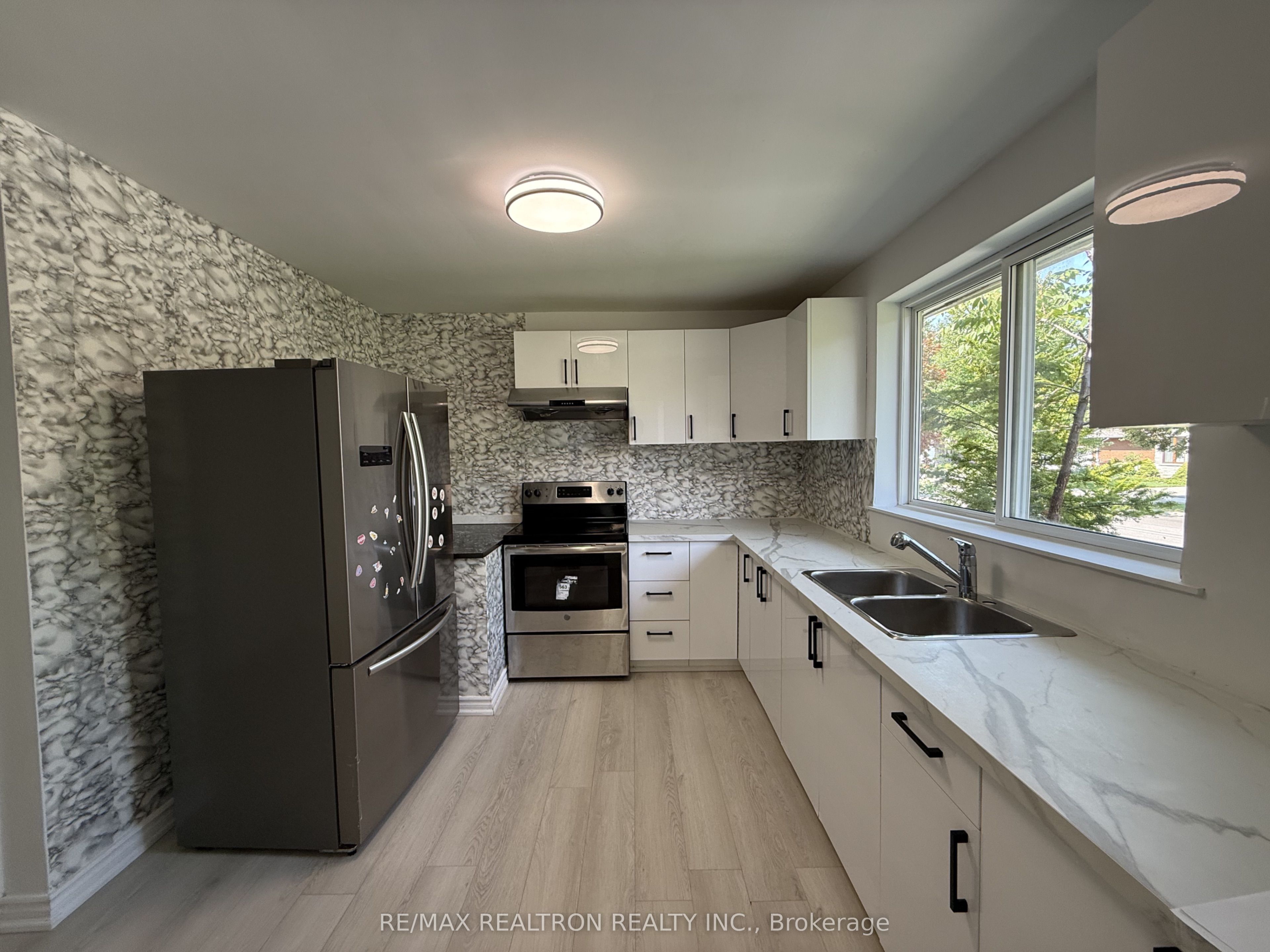 Unit Main - 217 Moore Park Avenue, North York 4