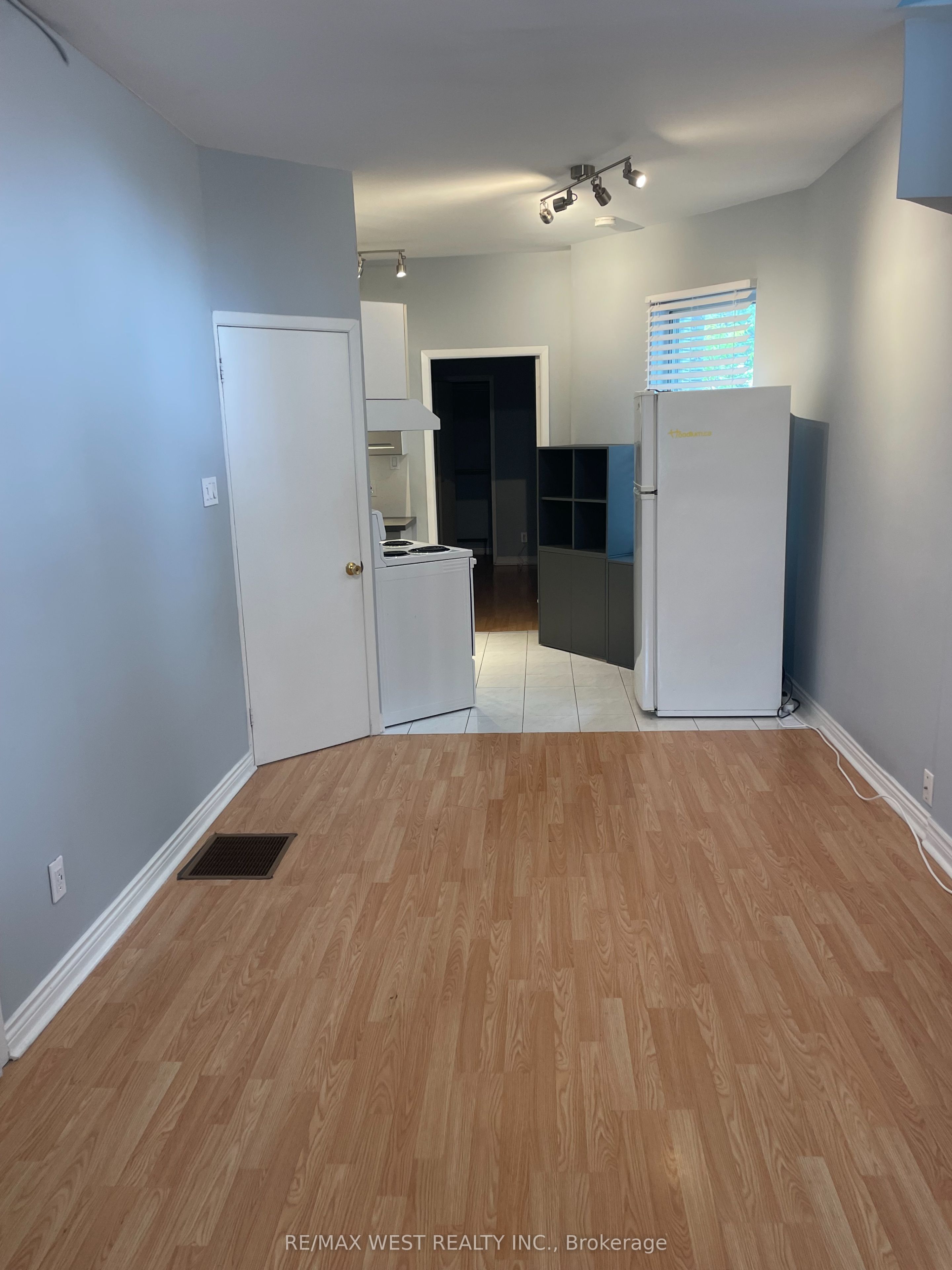 Unit Main Floor - 281 Howland Avenue, Toronto 3