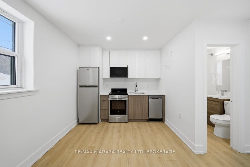 995 O'connor Drive, Toronto 2