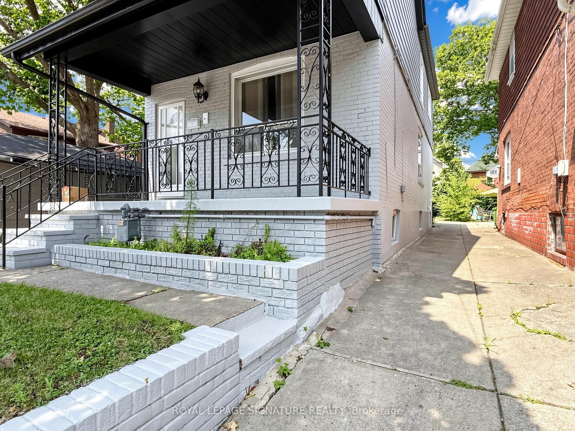 8 Harris Avenue, Toronto 4