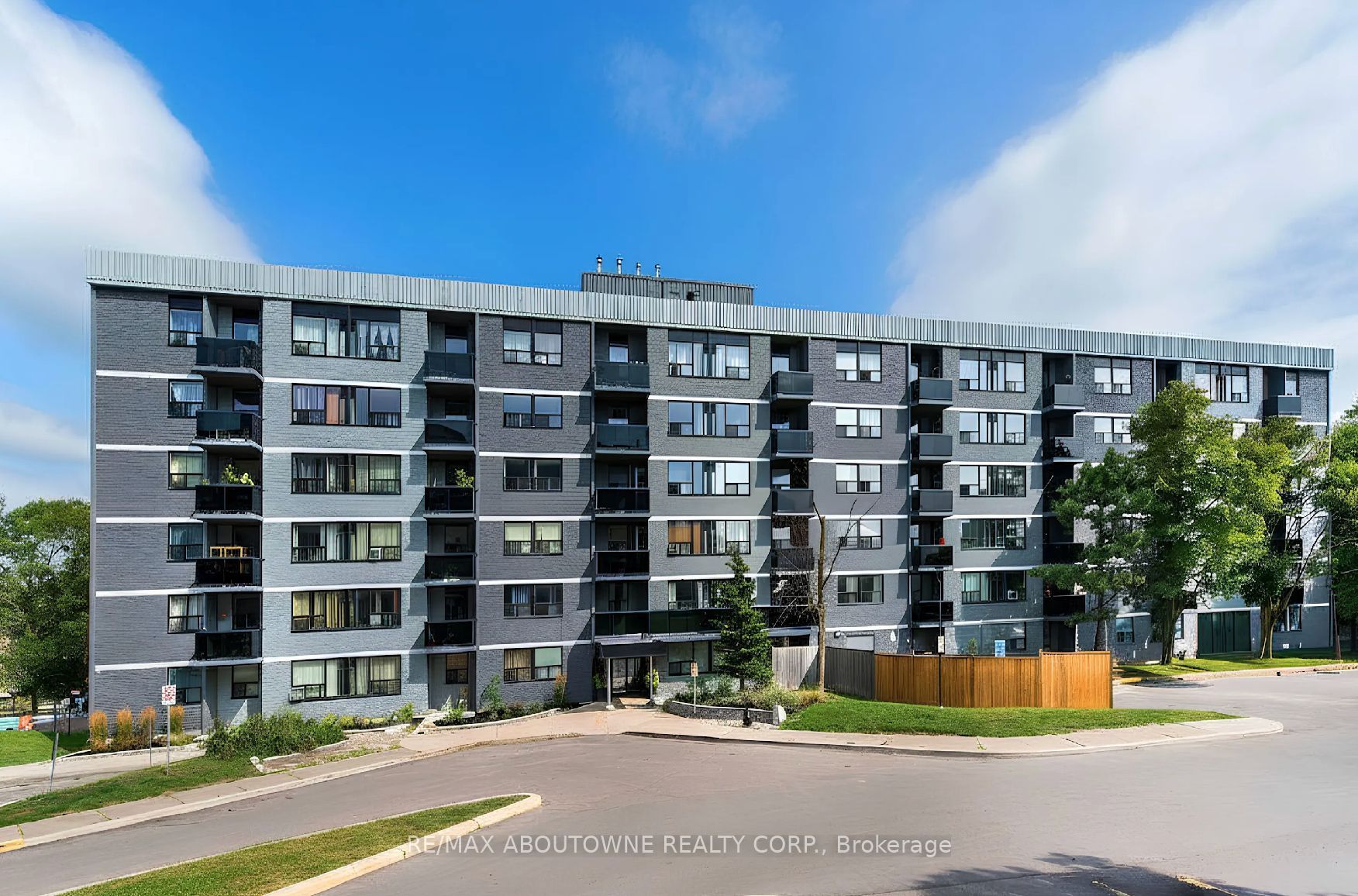 Unit 606 - 147 Wellington Street W, Aurora 1