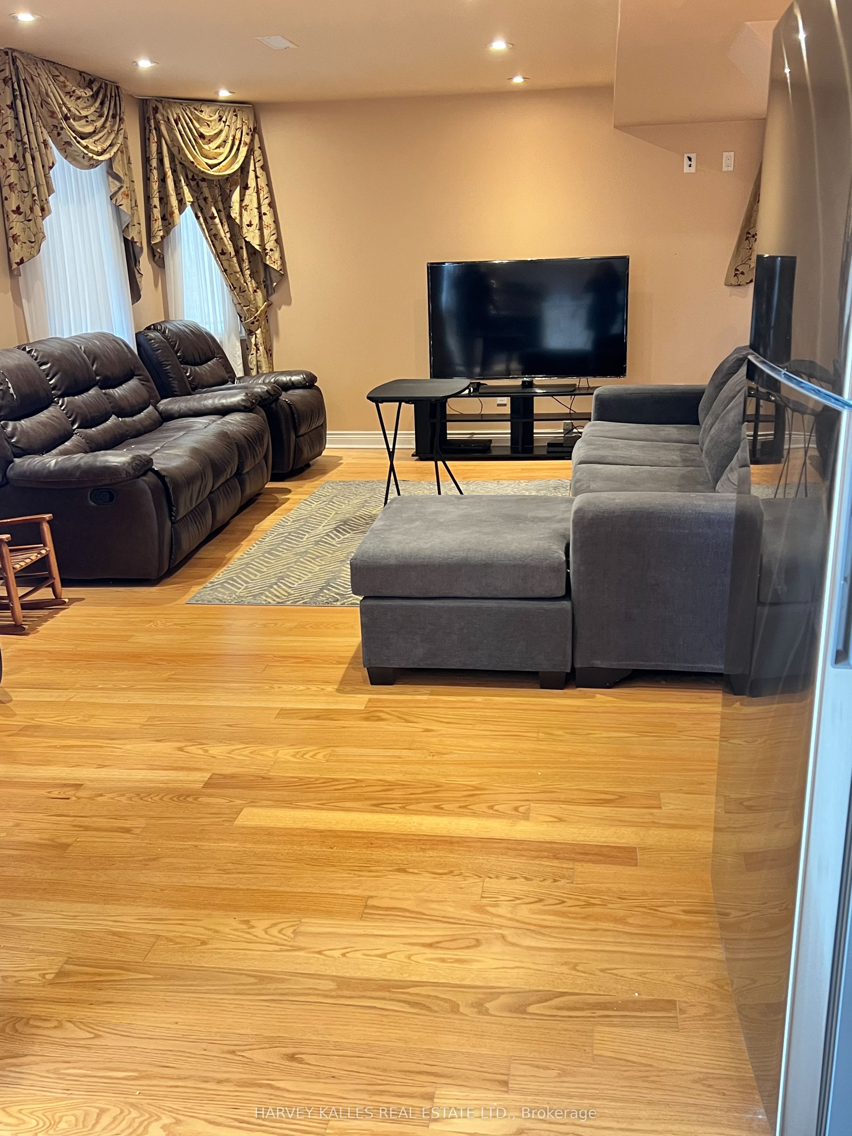 Unit Bsmt - 44 Ann Louise Crescent, Markham 2