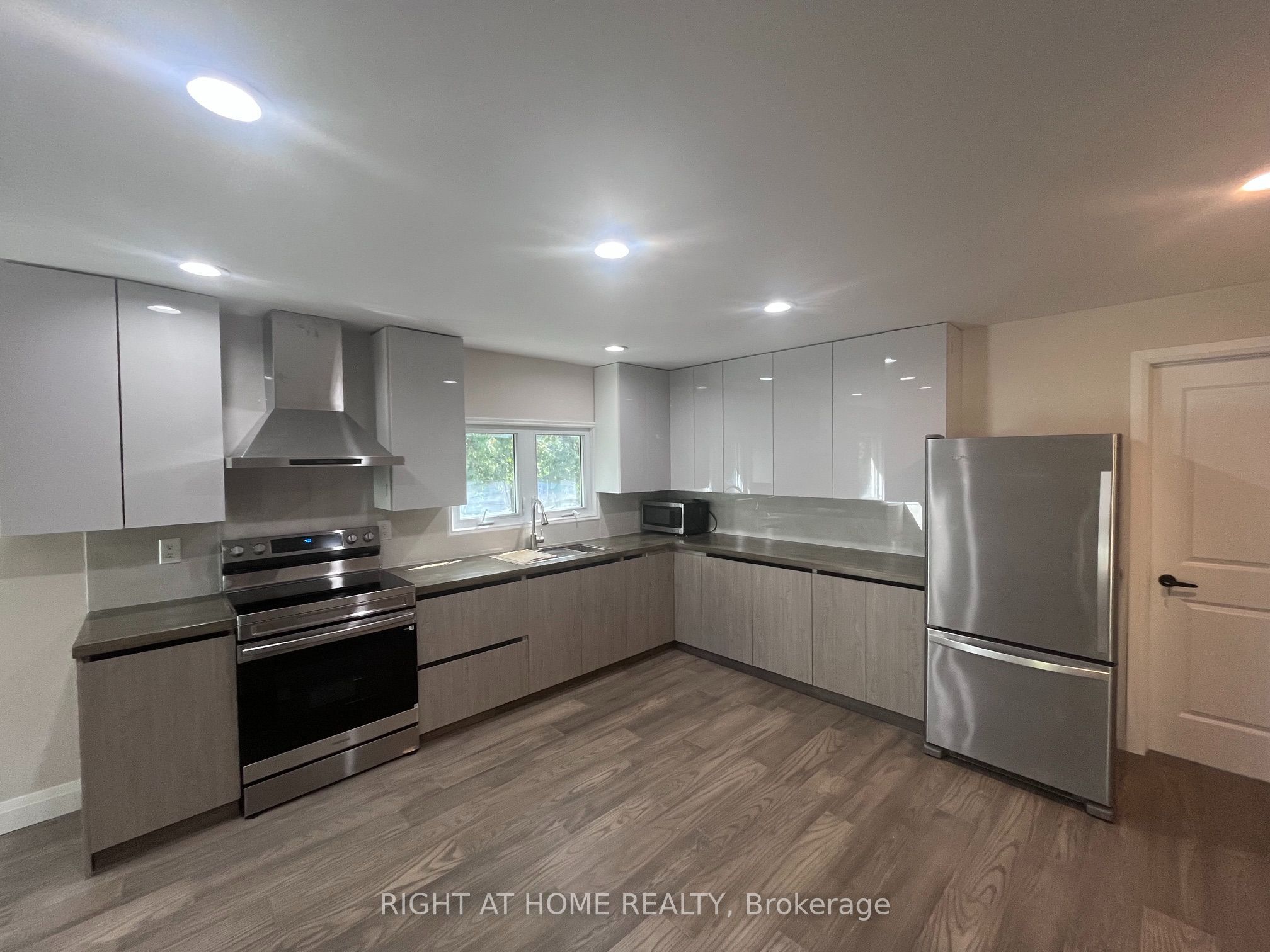 379 The Queensway South, Georgina 2