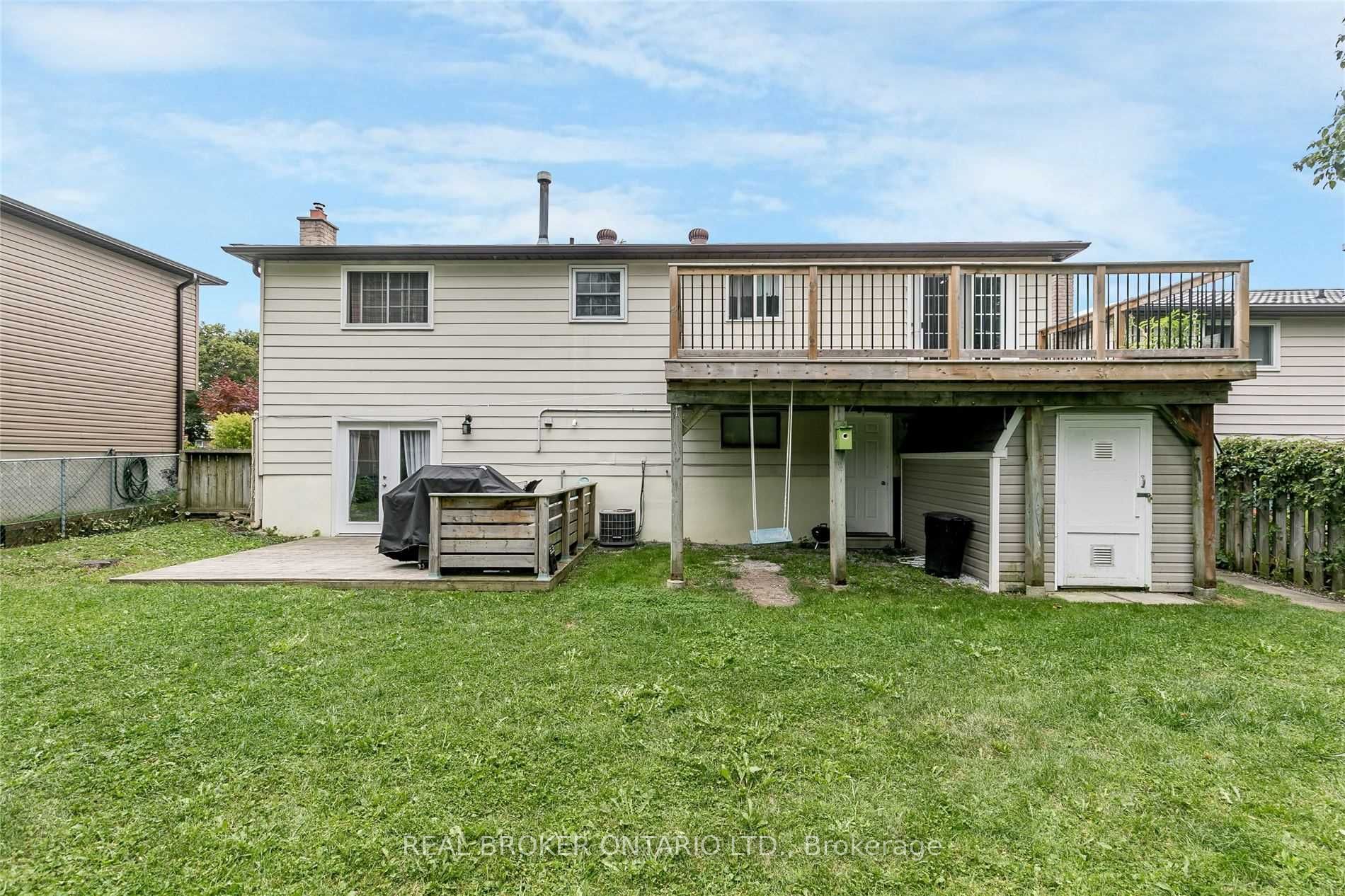 Unit Upper - 18 Chippawa Court, Barrie 2