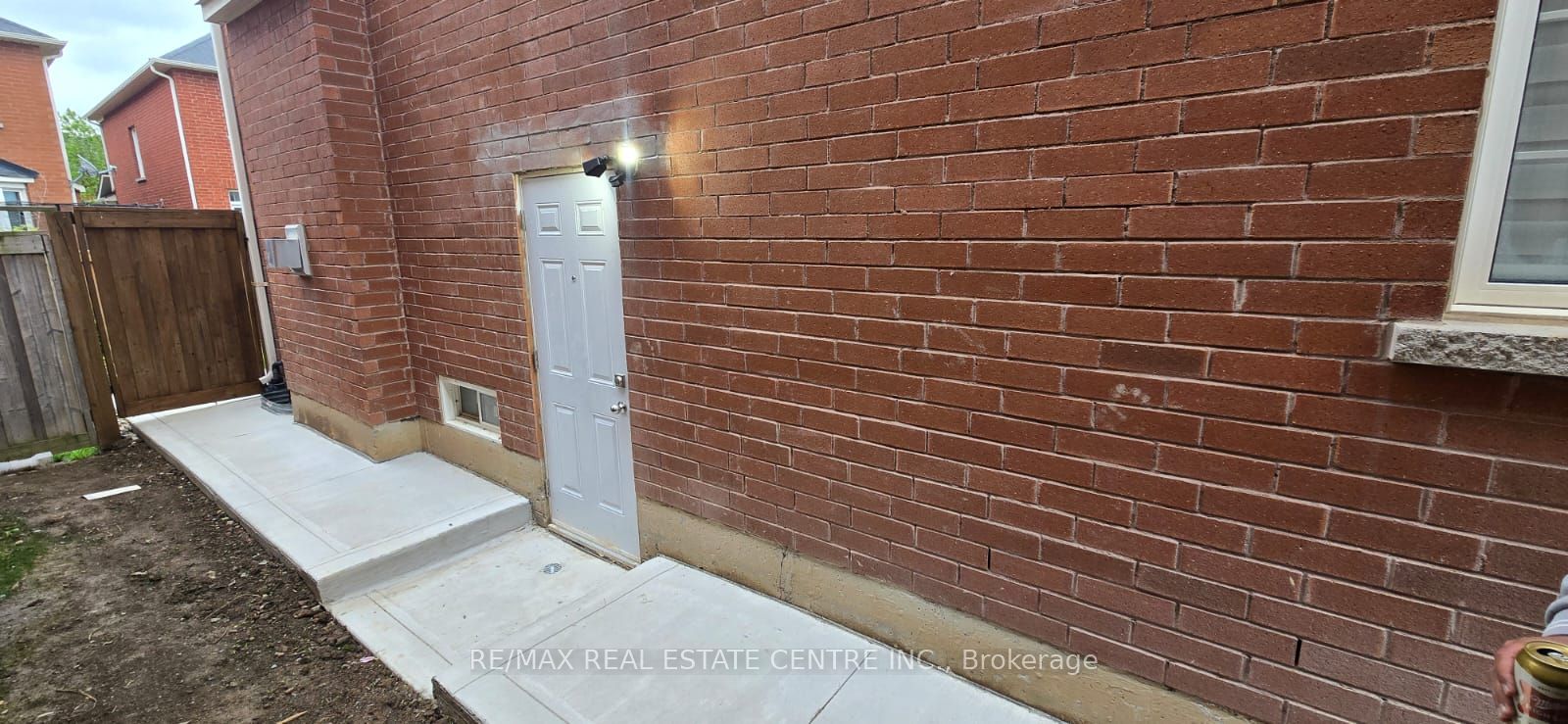 Unit Bsmt - 389-1 Nairn Circle, Milton 3