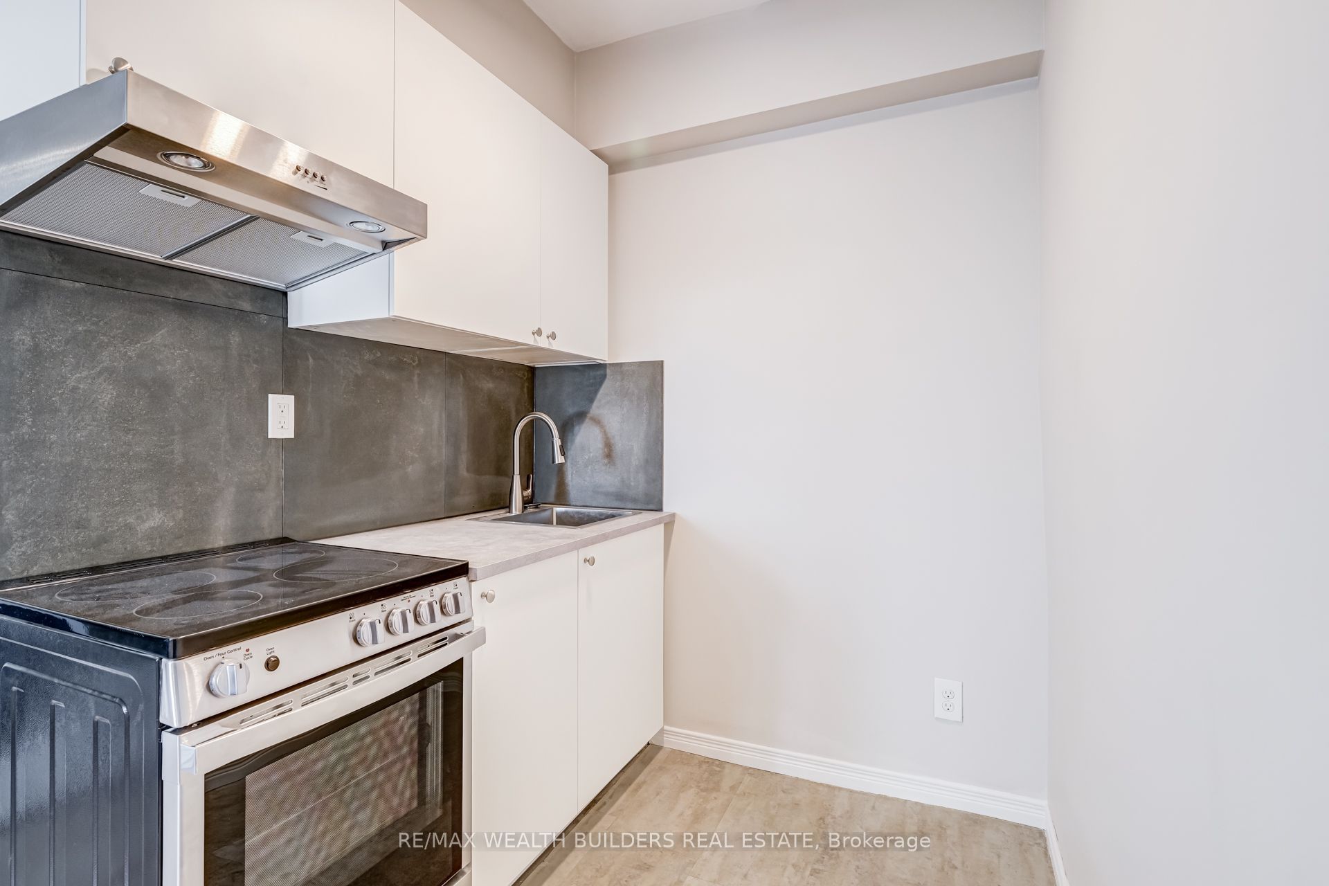 Unit Upper Unit 2 - 2443 dundas Street W, Toronto 5