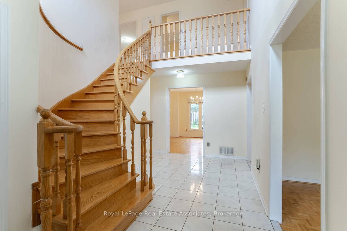 2551 Wynten Way, Oakville 5