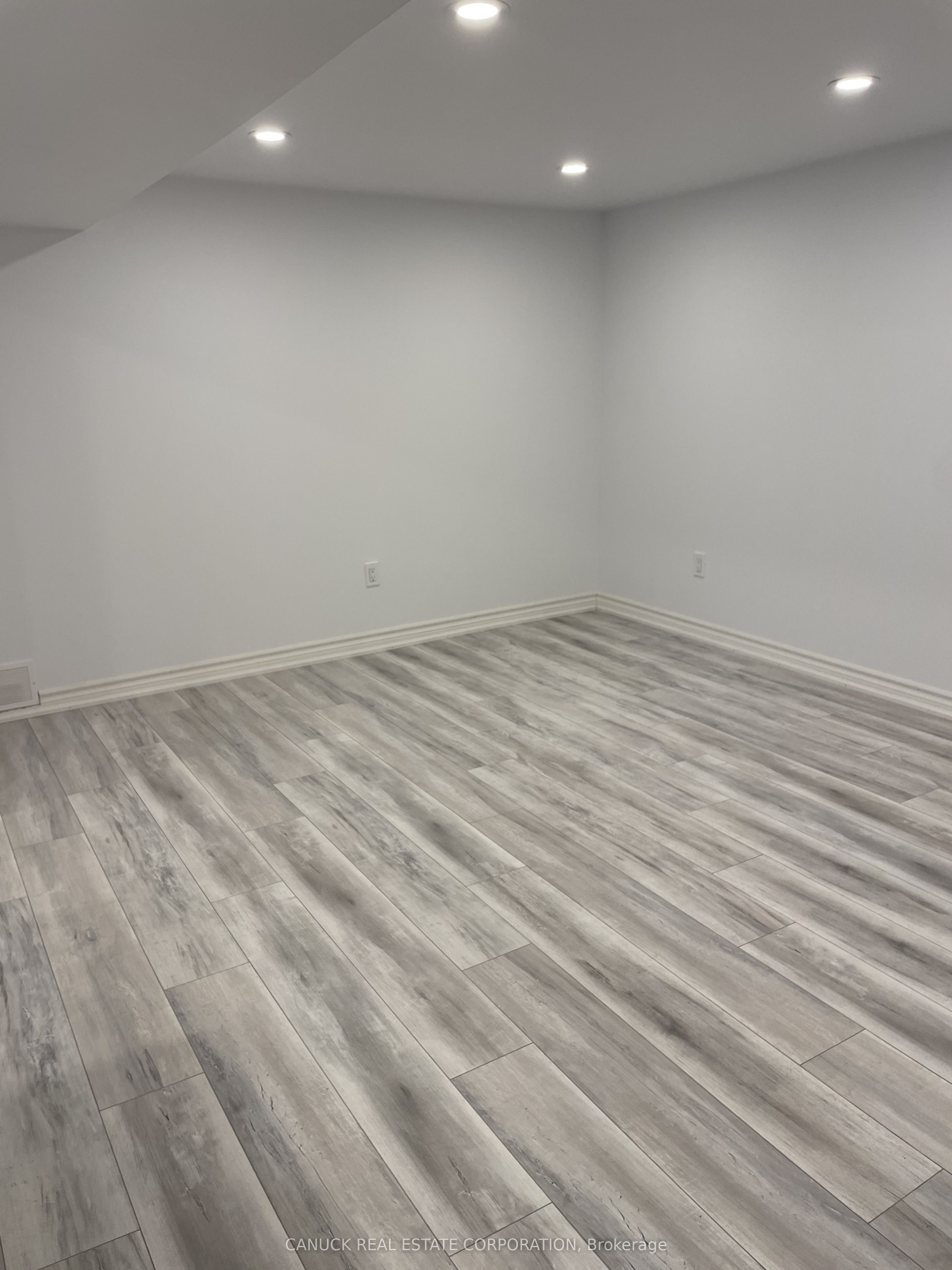 Unit Lower Unit - 11 Navenby Crescent, North York 4