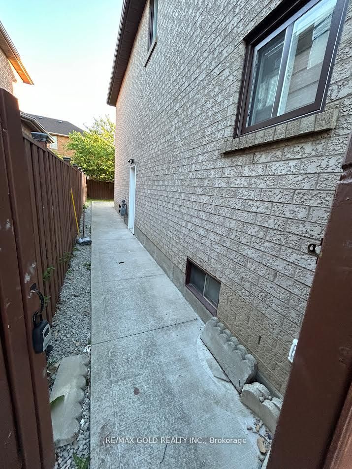 Unit Bsmt - 1028 Fernandez Drive, Mississauga 2