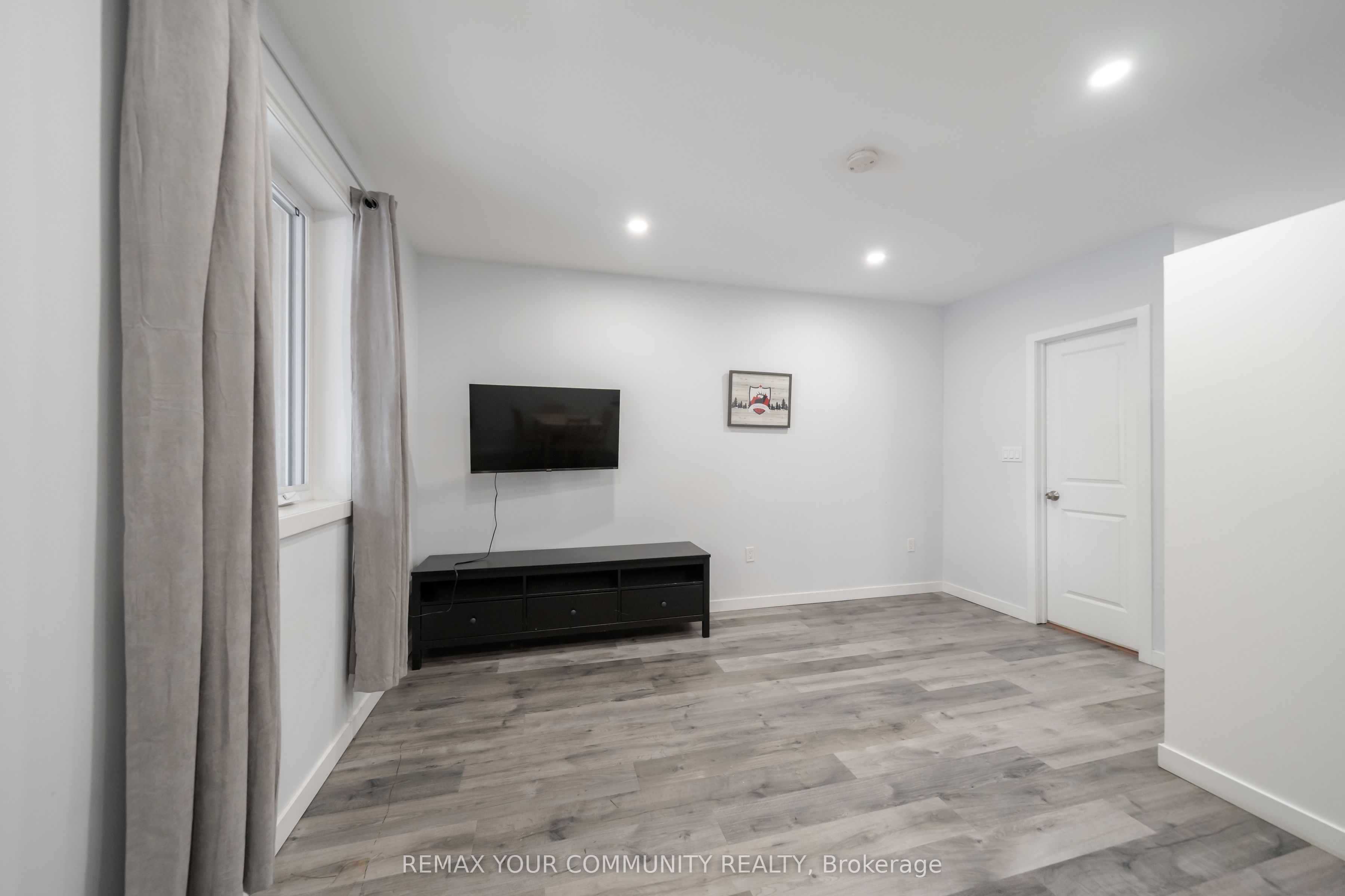Unit Main - 50 Brownville Avenue, Toronto 5