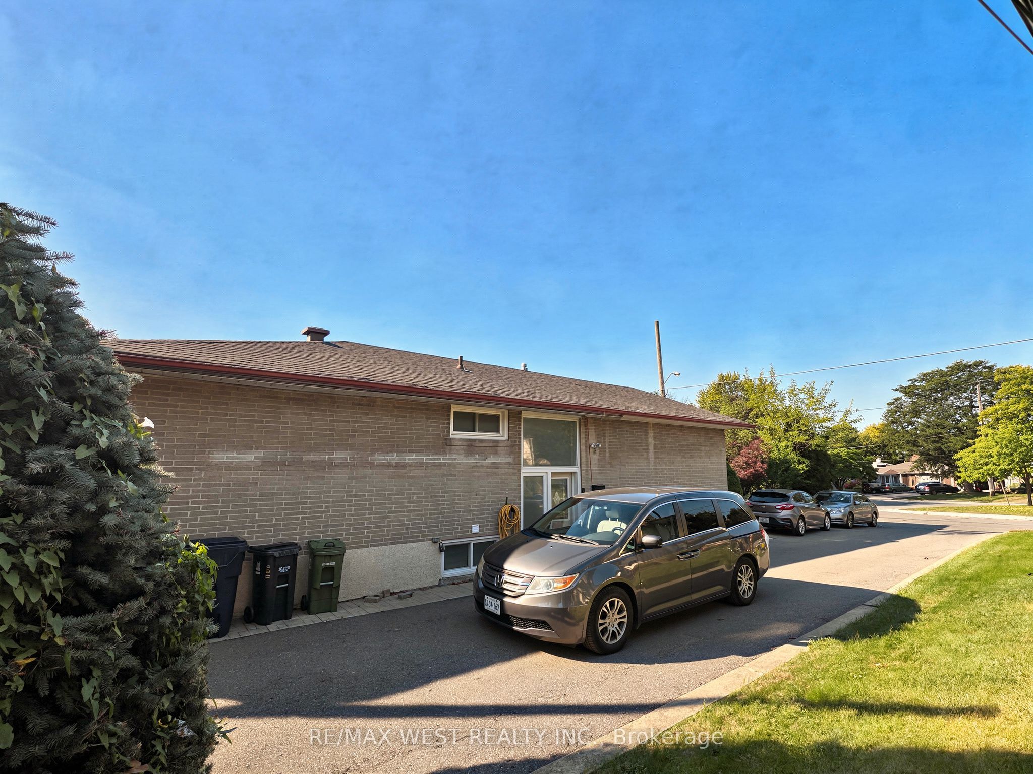 Unit Lower Level - 31 Valencia Crescent, North York 2