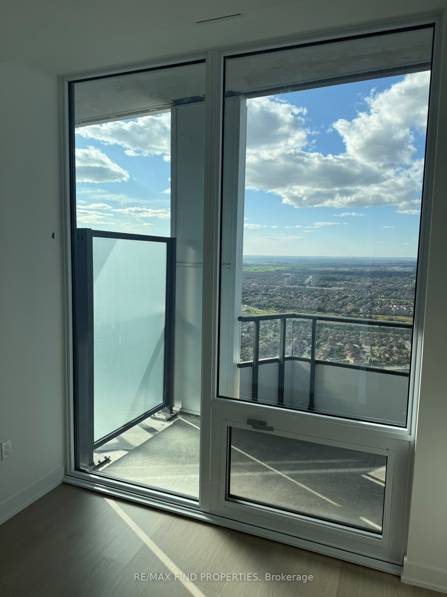 Unit 5203 - 448 Burnhamthorpe Road W, Mississauga 2