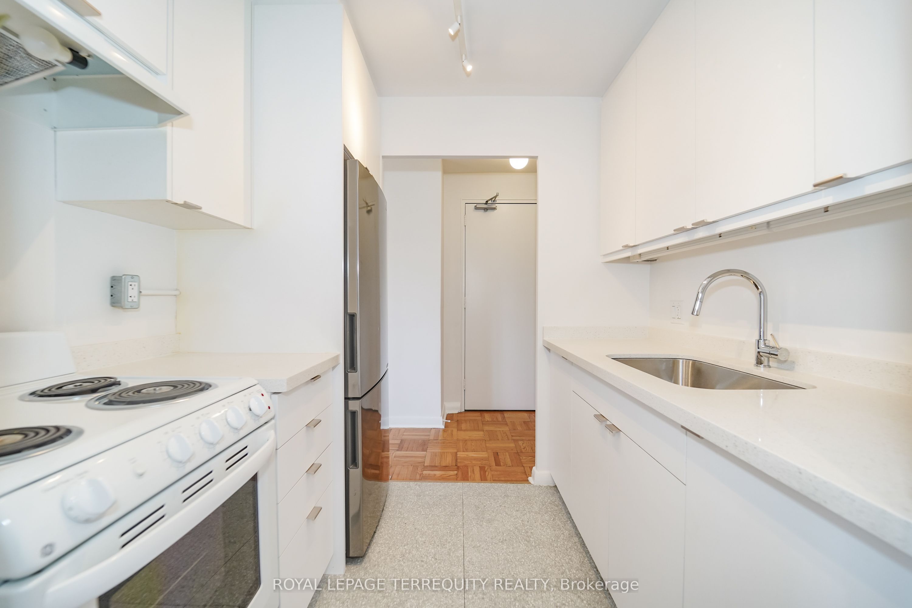 Unit 5 - 554 Harvie Avenue, Toronto 2