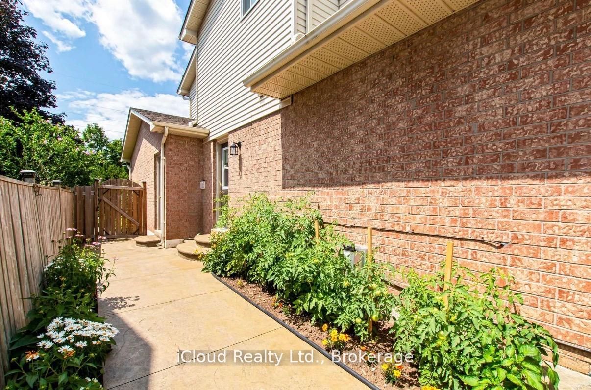 2067 Hunters Wood Drive, Burlington 2