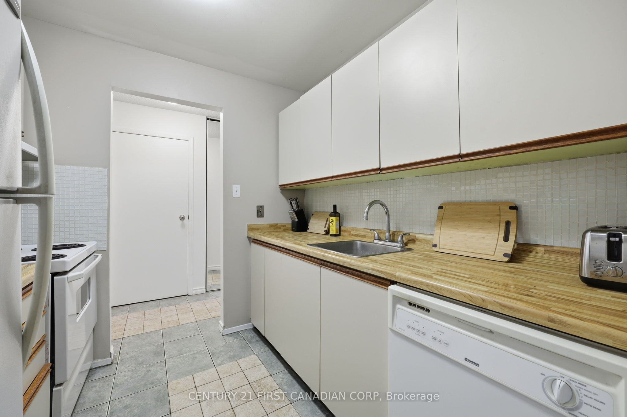 Unit 201 - 2228 Trafalgar Street, London 5