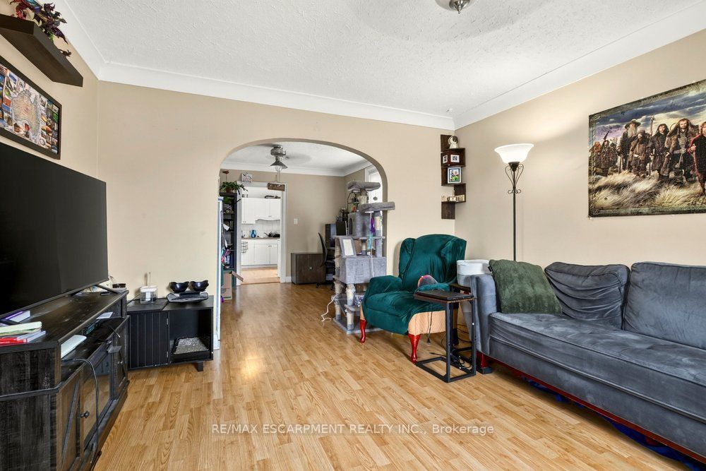 Unit Front - 66 Queen Street S, Thorold 3