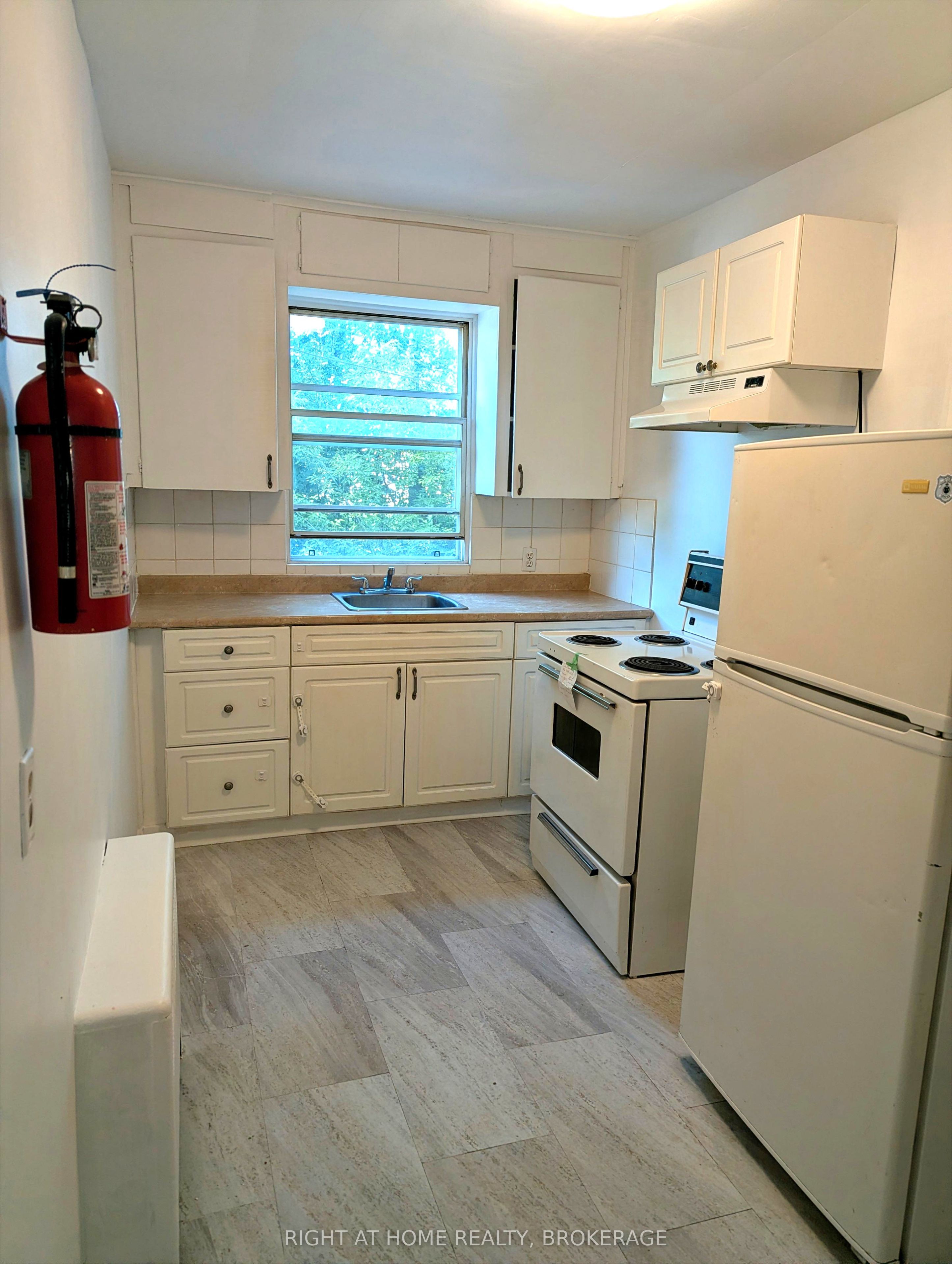Unit 2 - 60 Richmond Avenue, St. Catharines 4