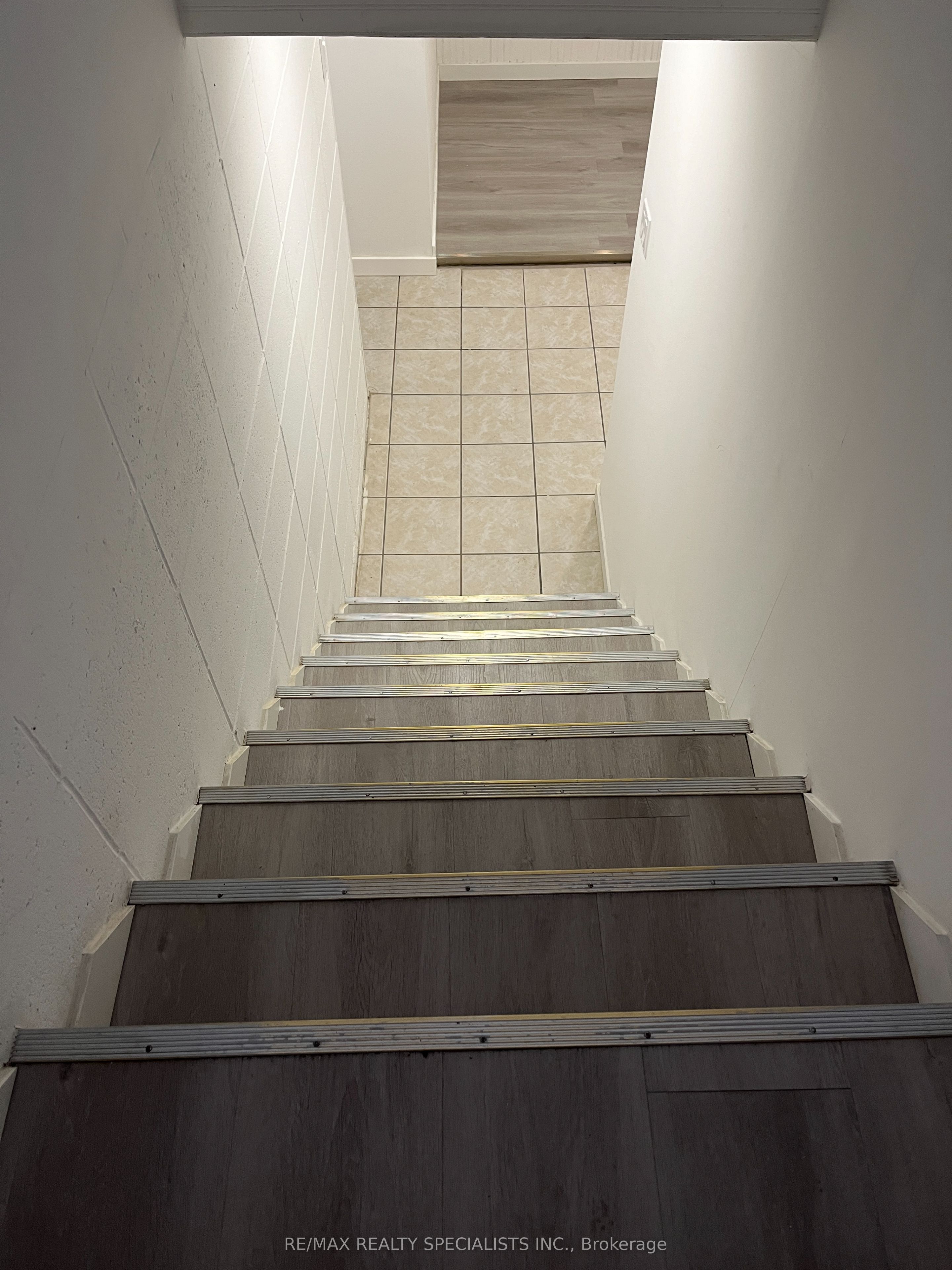 Unit LOWER - 68 EAST Avenue N, Hamilton 3