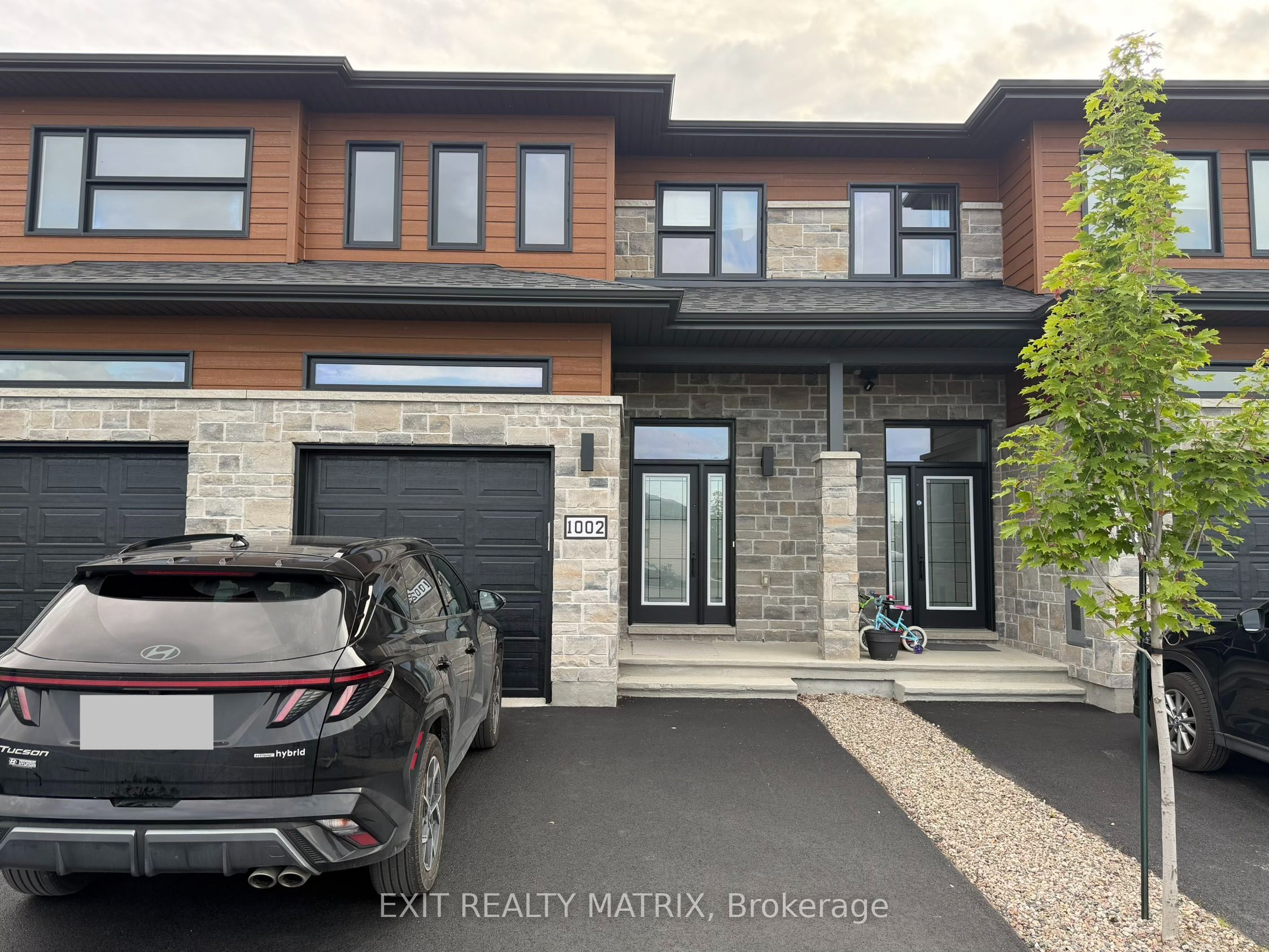 1002 Cologne Street, Russell 1