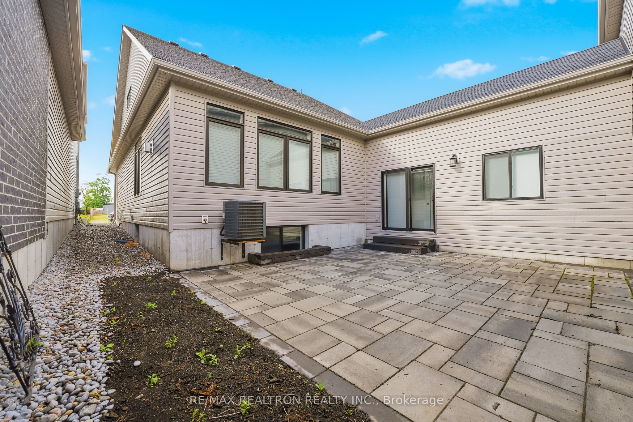 Unit B - 70 Riverstone Way, Belleville 3